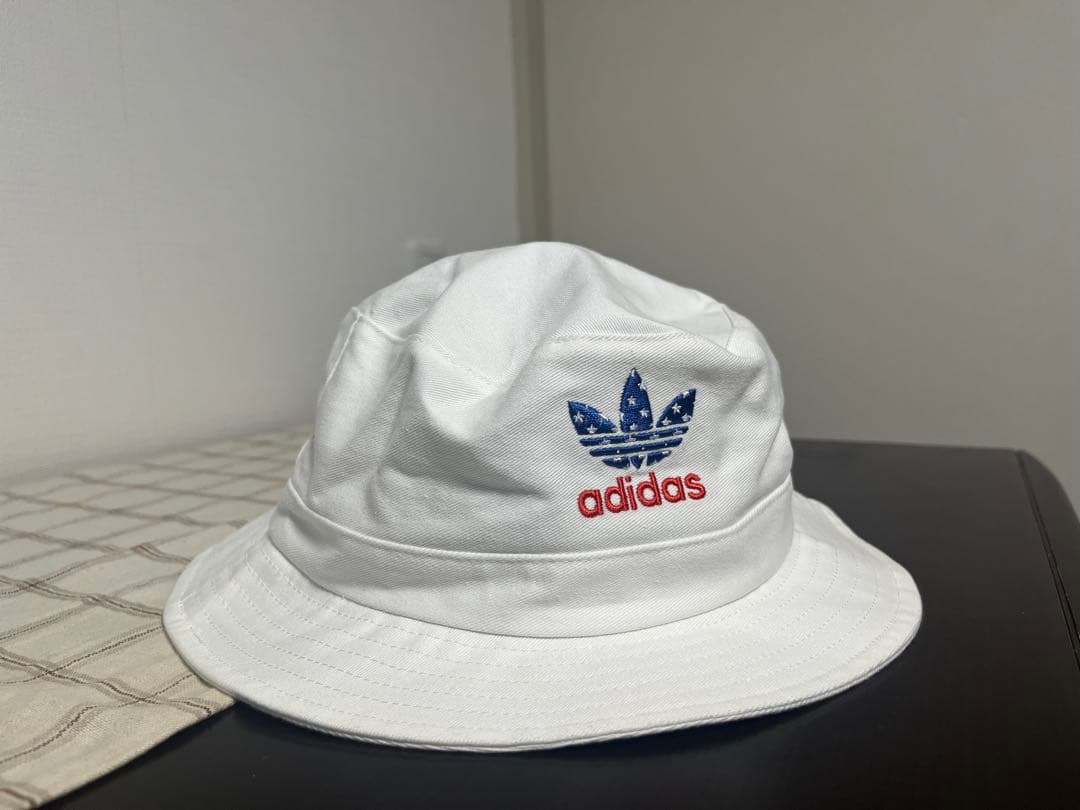 新品 美品 アディダスオリジナルス ハット帽子 星条旗 ロゴ刺繍 adidas