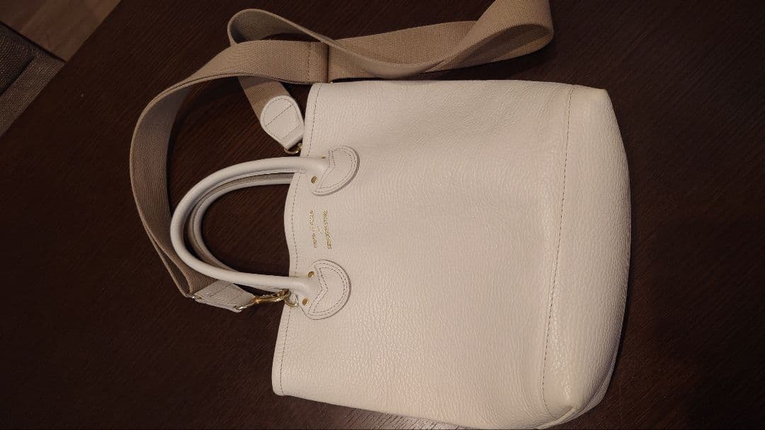 YOUNG & OLSEN ホワイトハンドバッグ　ストラップ付き