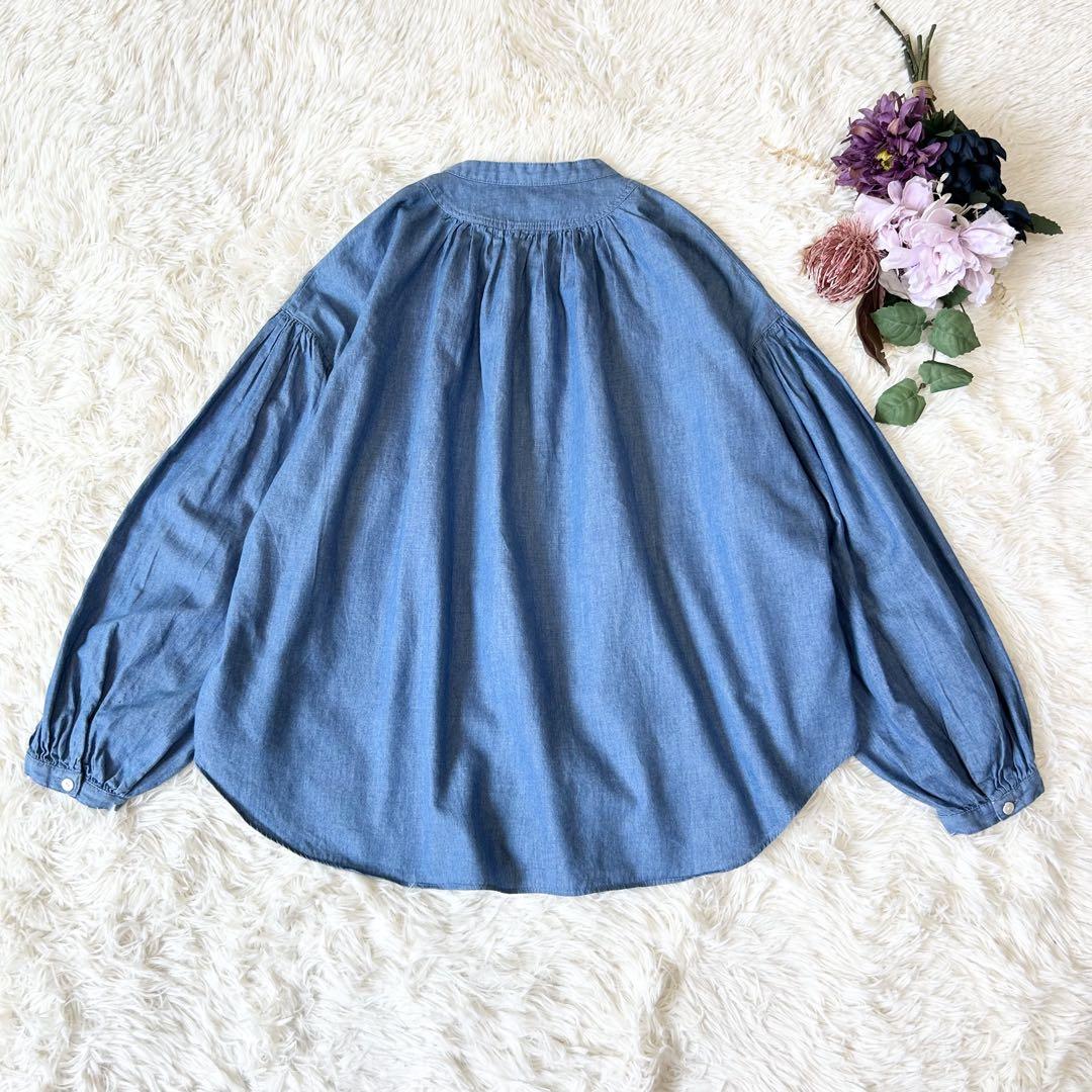 MANON マノン デニムアミカルシャツ ギャザーブラウス バンドカラー ブルー