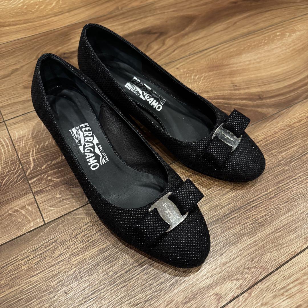 Salvatore Ferragamo 黒 ビジューリボン付きシューズ Salvatore Ferragamo 黒 ビジューリボン付きシューズ