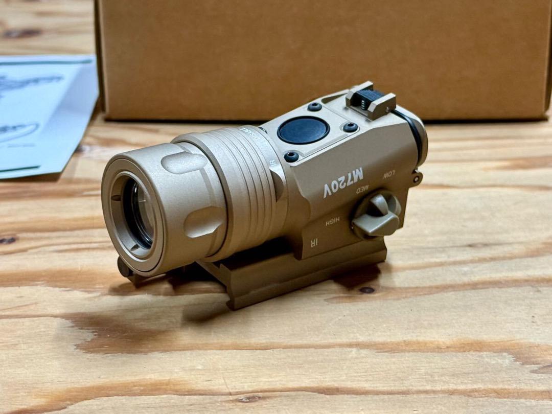 SUREFIRE M720V タイプ タクティカルライト タンカラー (新同品) SUREFIRE M720V タイプ タクティカルライト タンカラー (新同品