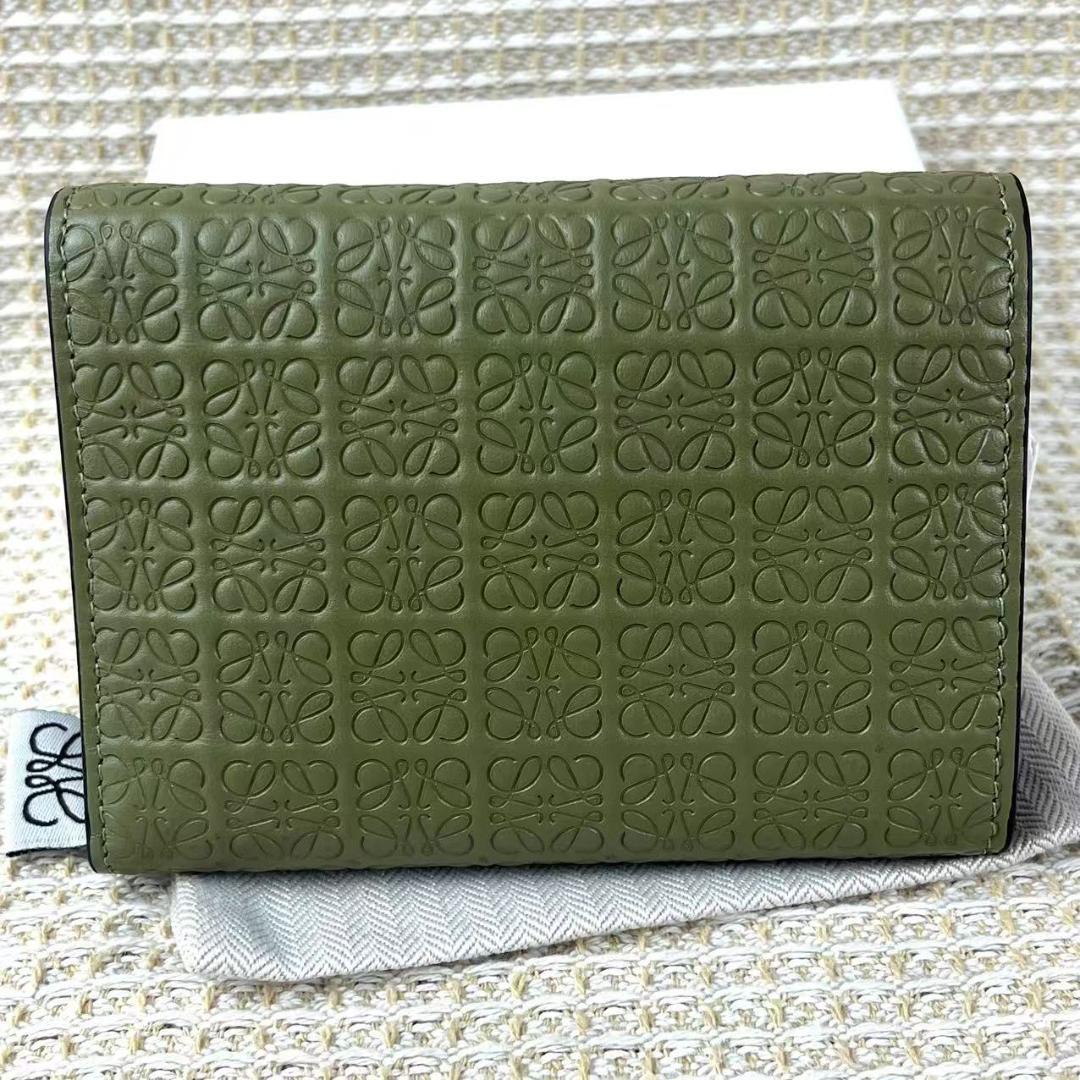 【柔らかく上品な印象に】LOEWE アナグラム 三つ折り財布 LOEWE リピートアナグラム 三つ折り財布 グレー - メルカリ