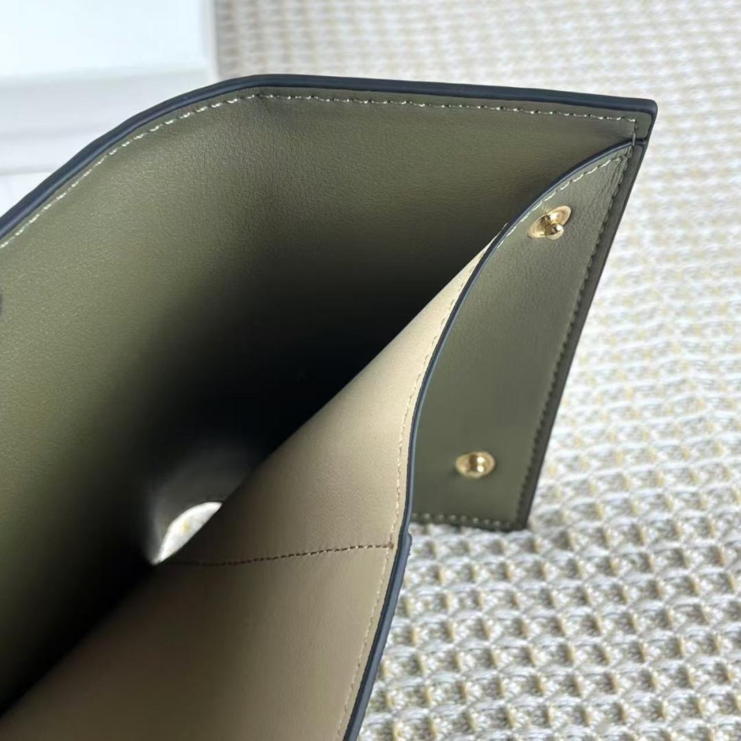 【柔らかく上品な印象に】LOEWE アナグラム 三つ折り財布 LOEWE リピートアナグラム 三つ折り財布 グレー - メルカリ