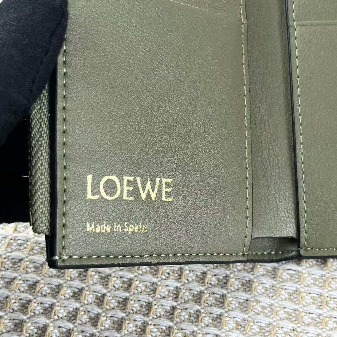 【柔らかく上品な印象に】LOEWE アナグラム 三つ折り財布 LOEWE リピートアナグラム 三つ折り財布 グレー - メルカリ