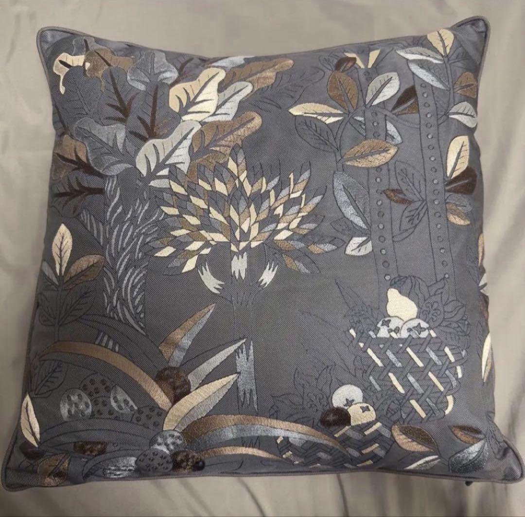 HERMES エルメス 刺繍 クッション 2点セット《1つ新品未使用タグ付き》