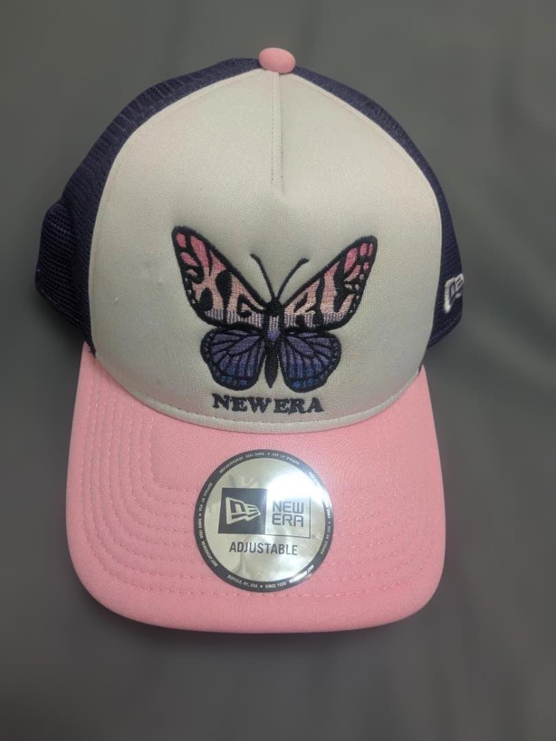 NEW ERA 蝶刺繍 トラッカーキャップ