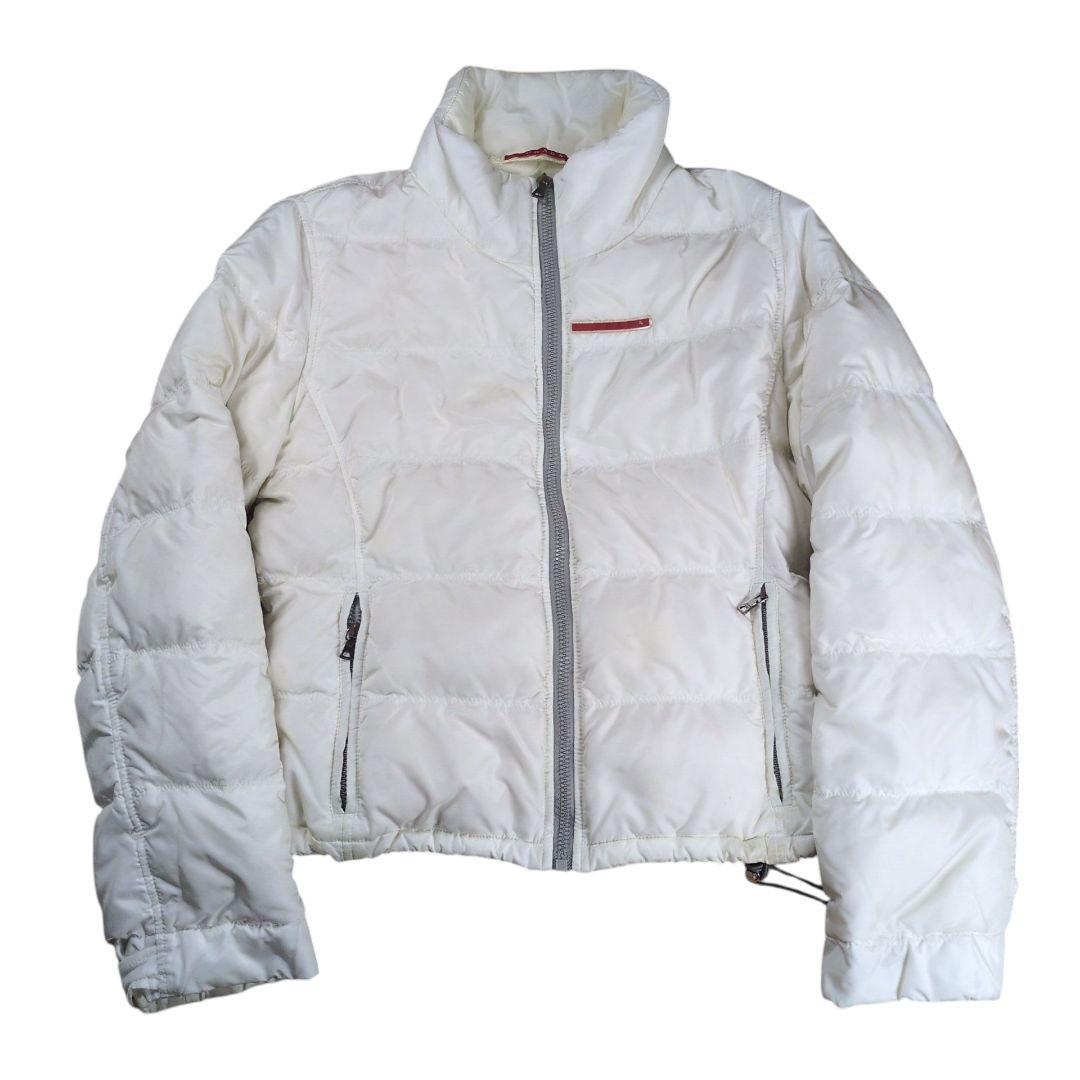 【希少サイズ】美品！プラダ ダウンジャケット ホワイト三角プレートロゴ　44 希少】PRADA SPORT ロゴプレート ダウンジャケット - メルカリ