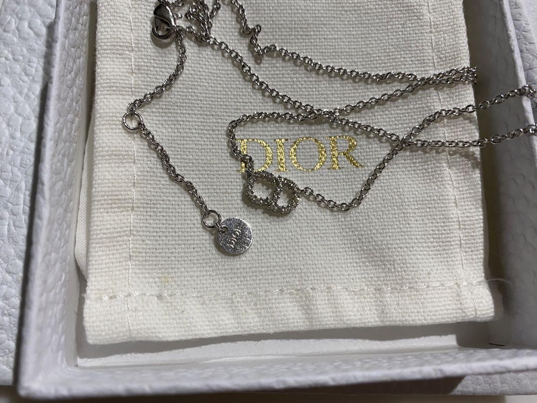 黒のカバンにピッタリシルバージュエリーロゴネックレス/DIOR