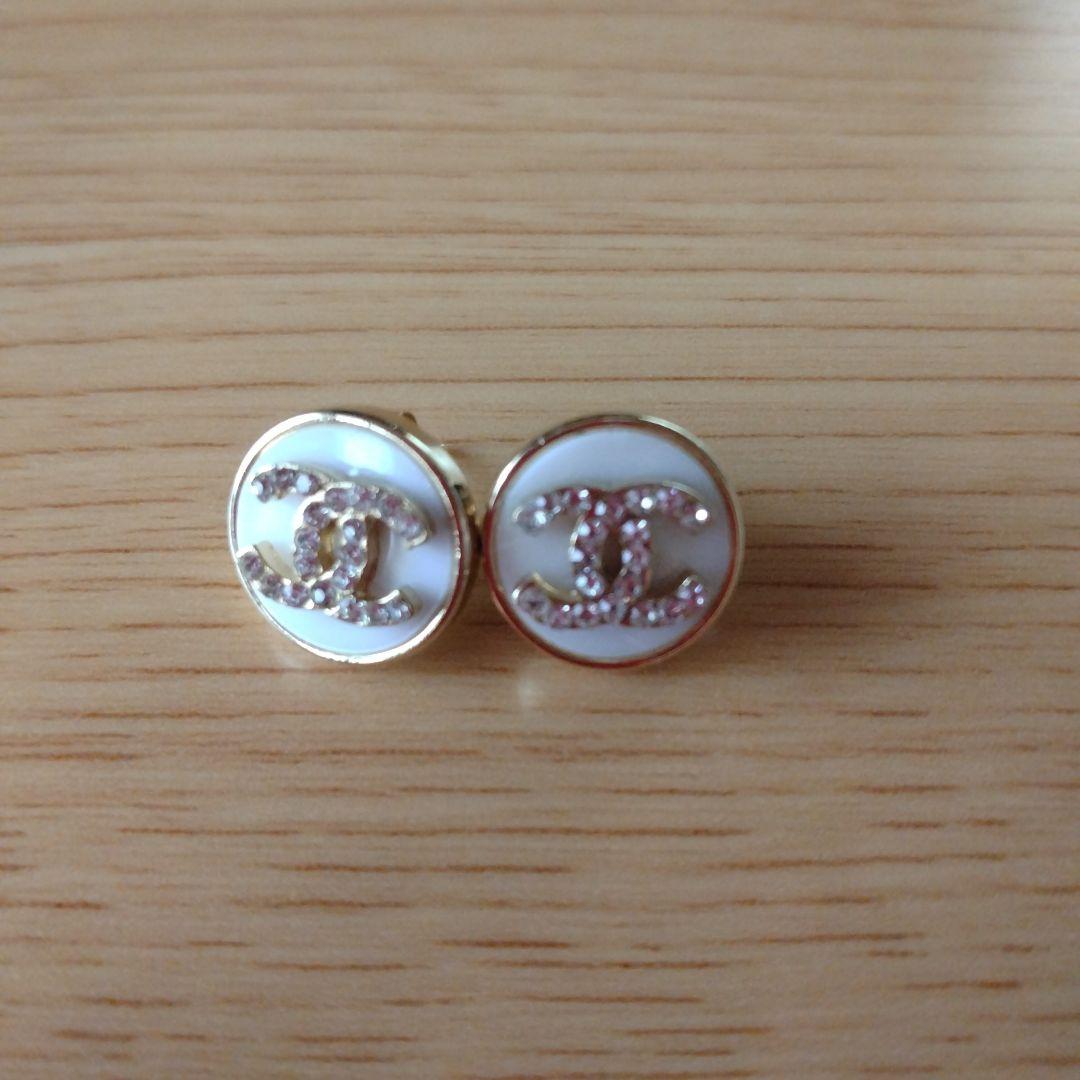 パールクリスタルピアス - メルカリ