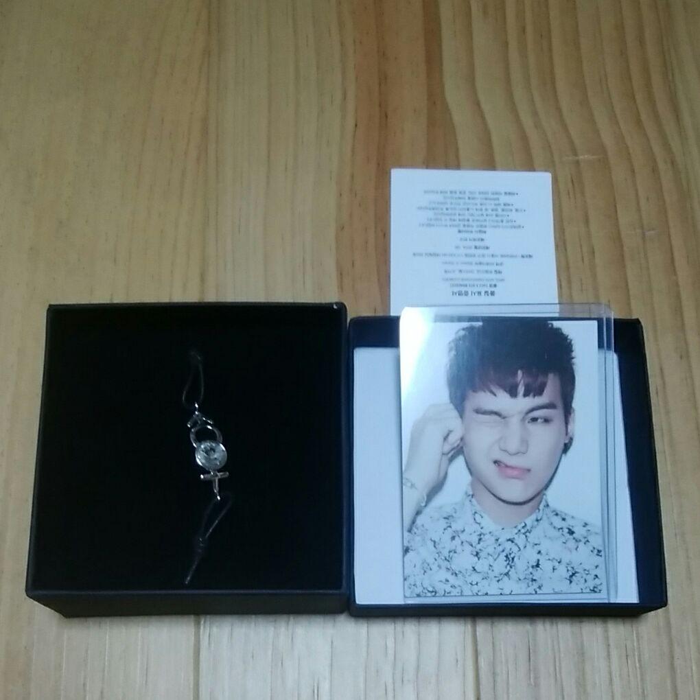 BTS CECI MAGAZINE SWAROVSKI BRACELET BLACK & WHITE WITH