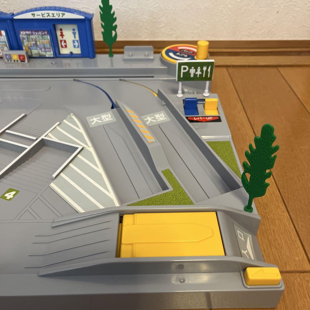 トミカ　バックで駐車！たのしいサービスエリア⭐︎箱あり