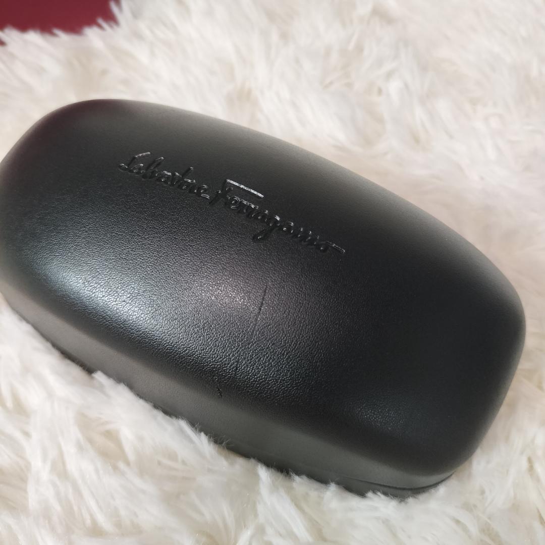 【極美品】フェラガモ サングラス 黒 箱＆ケース＆布付き sf683sa