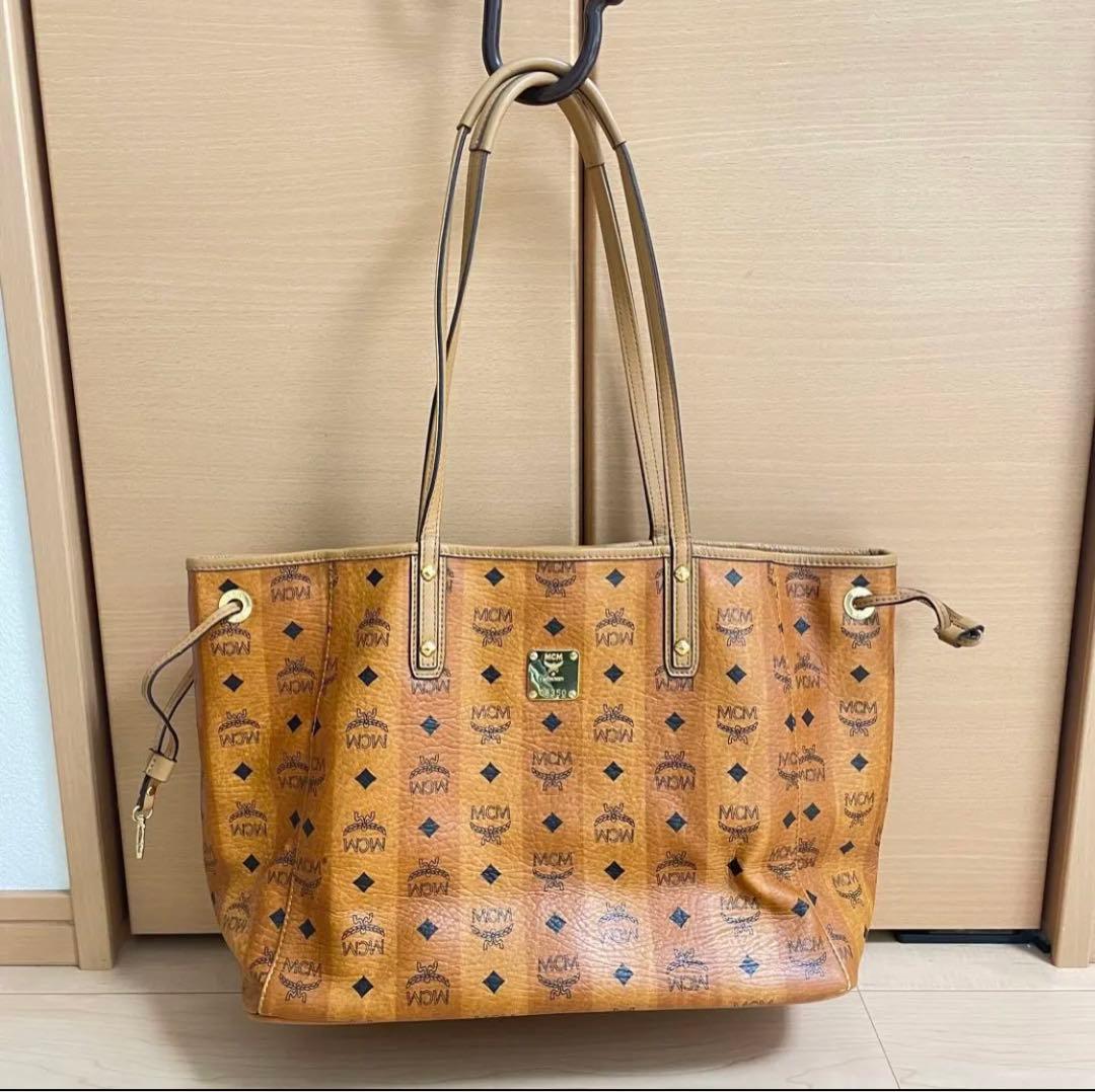 MCM(エムシーエム)ロゴ柄トートバッグ 大人も着やすいシンプル