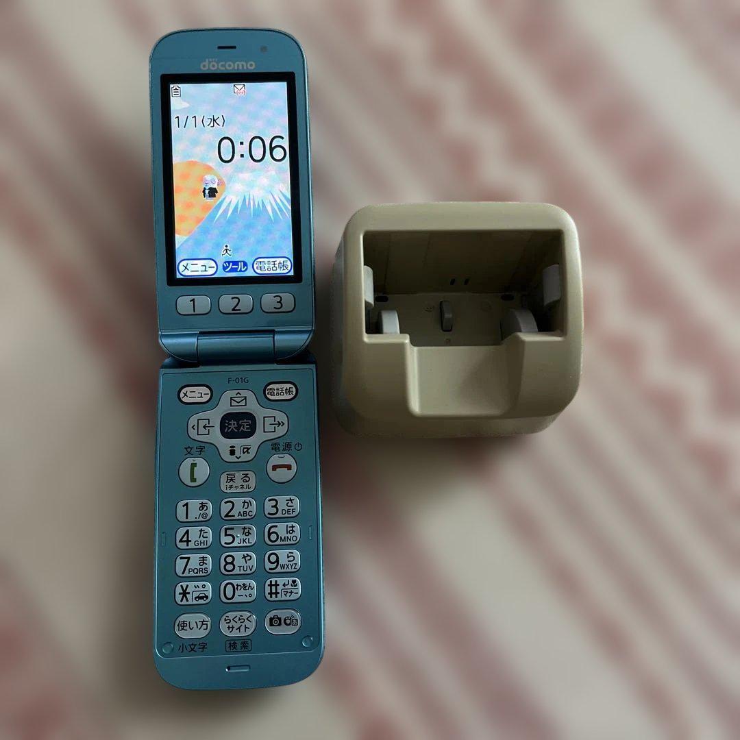 美品 docomo F-01G らくらくホン 富士通 卓上ホルダーF33付き