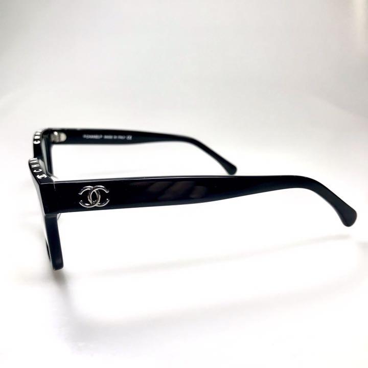 タイムセール!】 CHANEL 眼鏡用フレーム 新作シャネルロゴ入りココマーク付ブラック(A) - サングラス/メガネ タイムセール!】 CHANEL 眼鏡用フレーム 新作シャネルロゴ入りココマーク付ブラック(A) - サングラス/メガネ