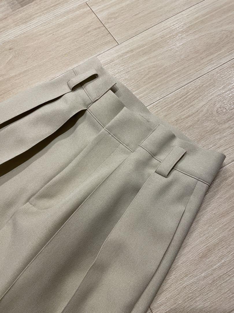 ベージュ