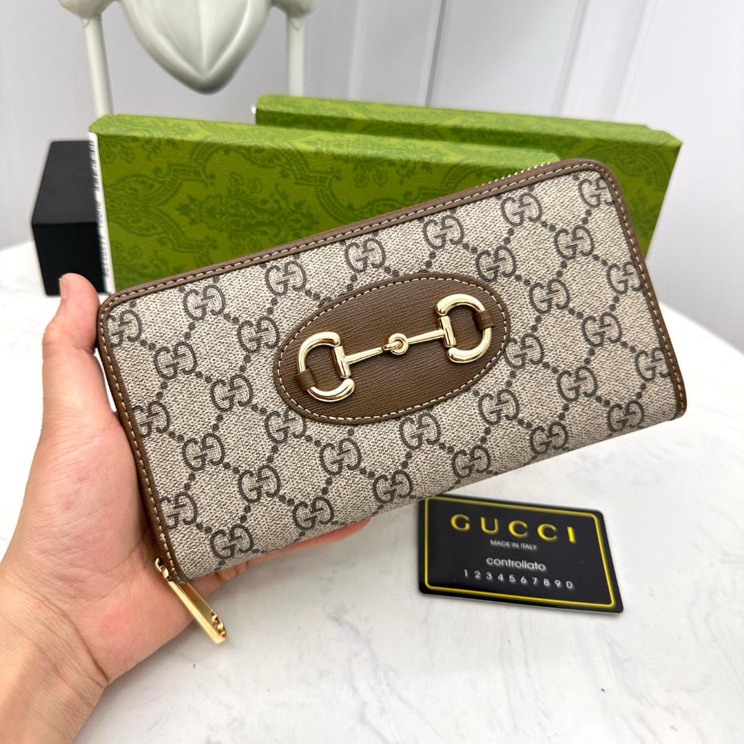 GUCCIの折り財布です。