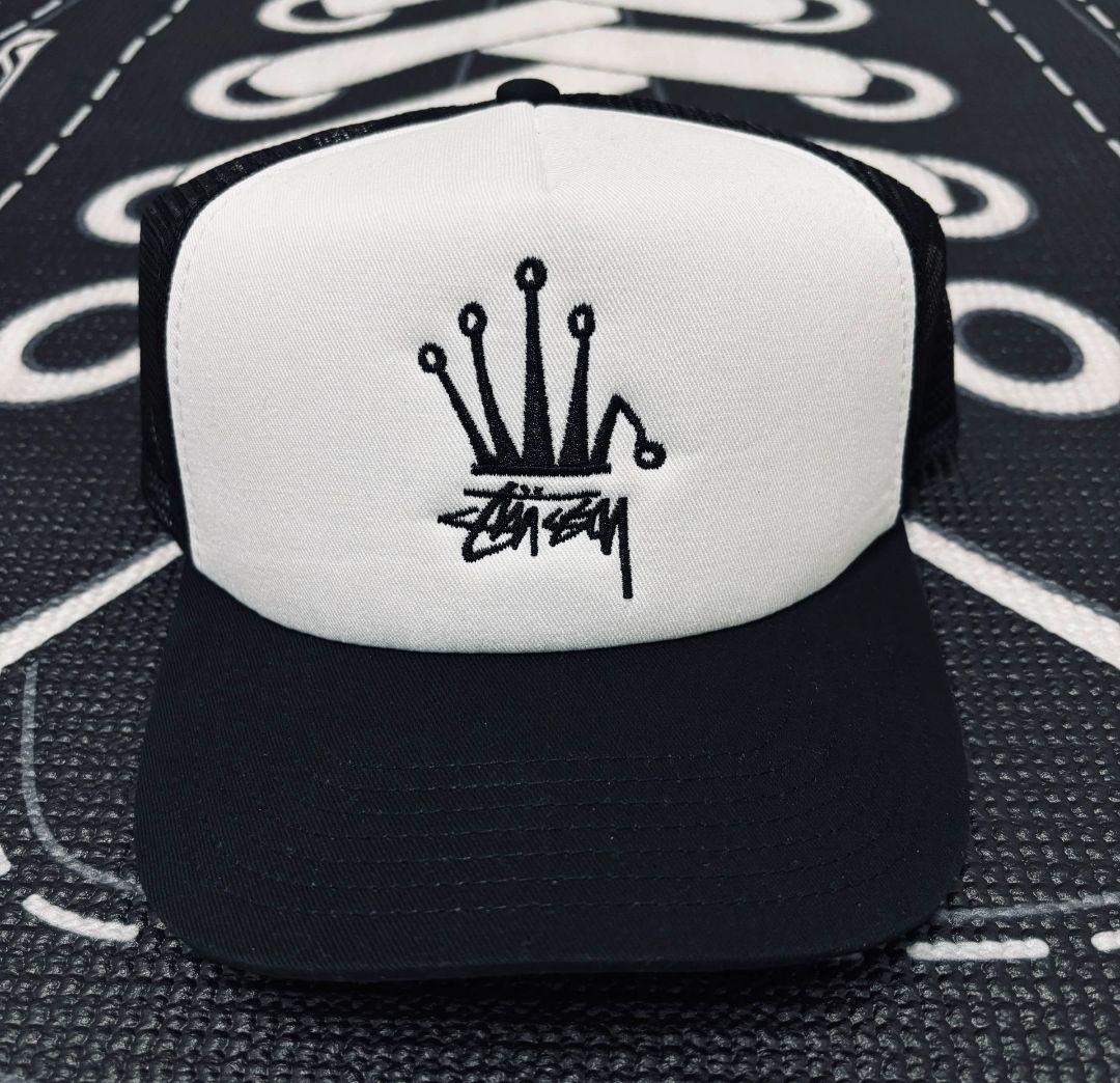 Stussy トラッカーキャップ ホワイト/ブラック Stussy メッシュ トラッカーキャップ ホワイト/ブラック - メルカリ