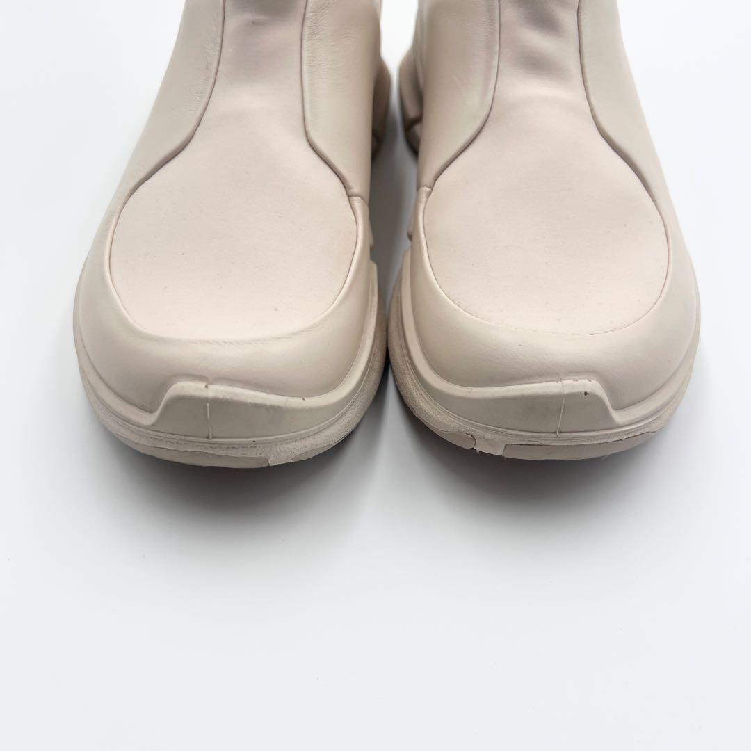 ecco バイオム　スニーカー　スリッポン　ベストセラー　AW24 　アイボリー