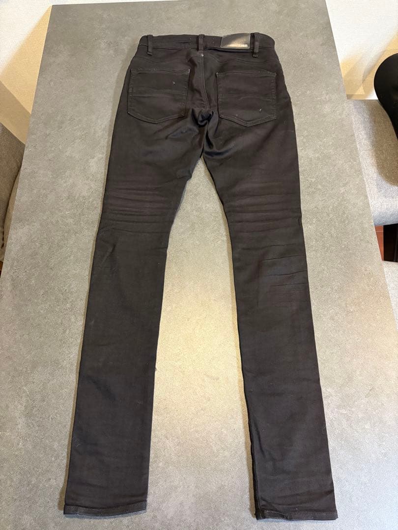 AMIRI ブラック スキニーデニム ダメージ加工