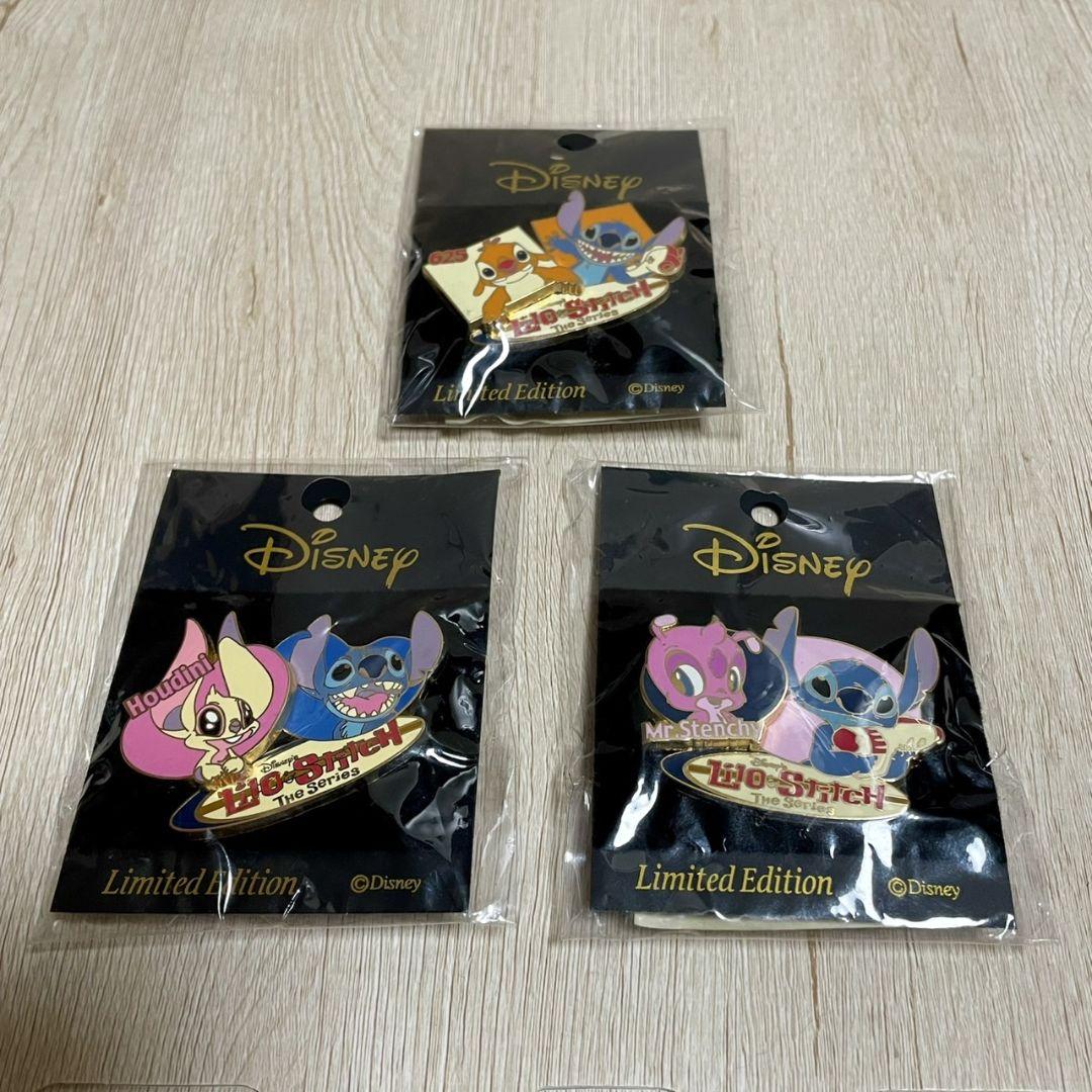 人気のクリスマスアイテムがいっぱい！ ディズニー 本日限定価格 リロ＆スティッチ 3つ 限定ピンバッジ ピンズ・ピンバッジ・缶バッジ