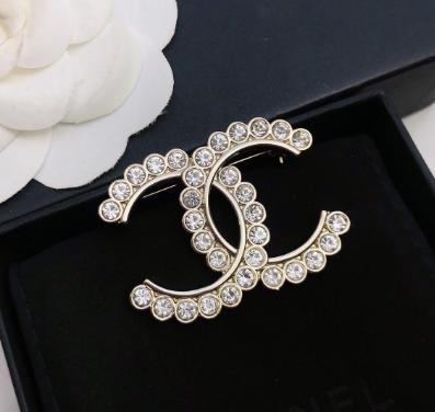 CHANEL ゴールド ダブル シャネルロゴブローチ レディース