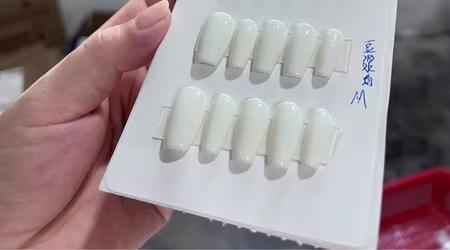 ホワイトオーバルネイルパーツ Mサイズ
