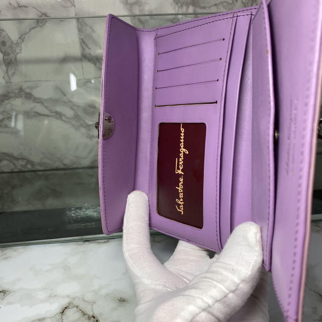 サルヴァトーレフェラガモ 三つ折財布 ロック カデナ レザー