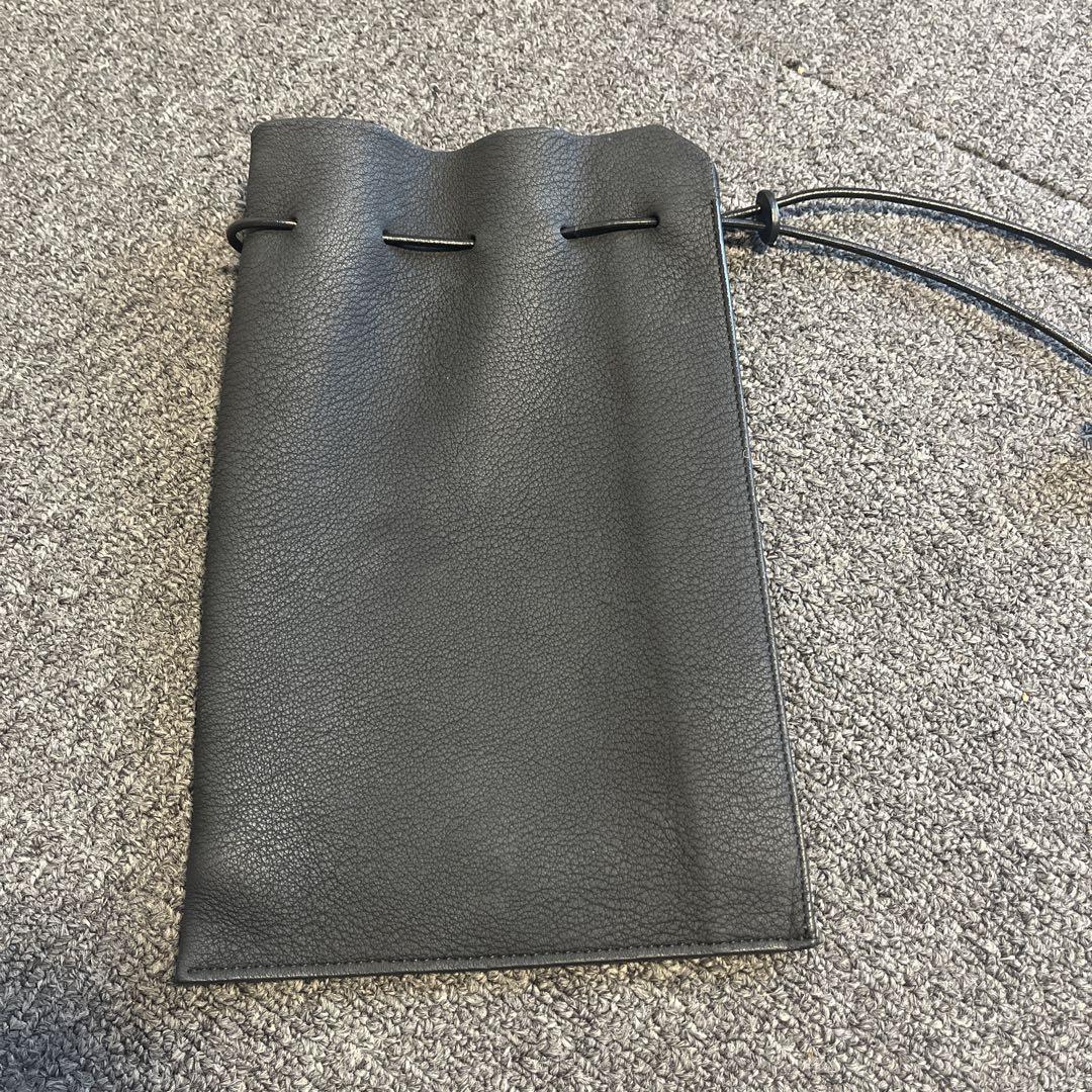 ITTI HERRIE KINCHAKU POUCH 巾着レザーバッグブラック