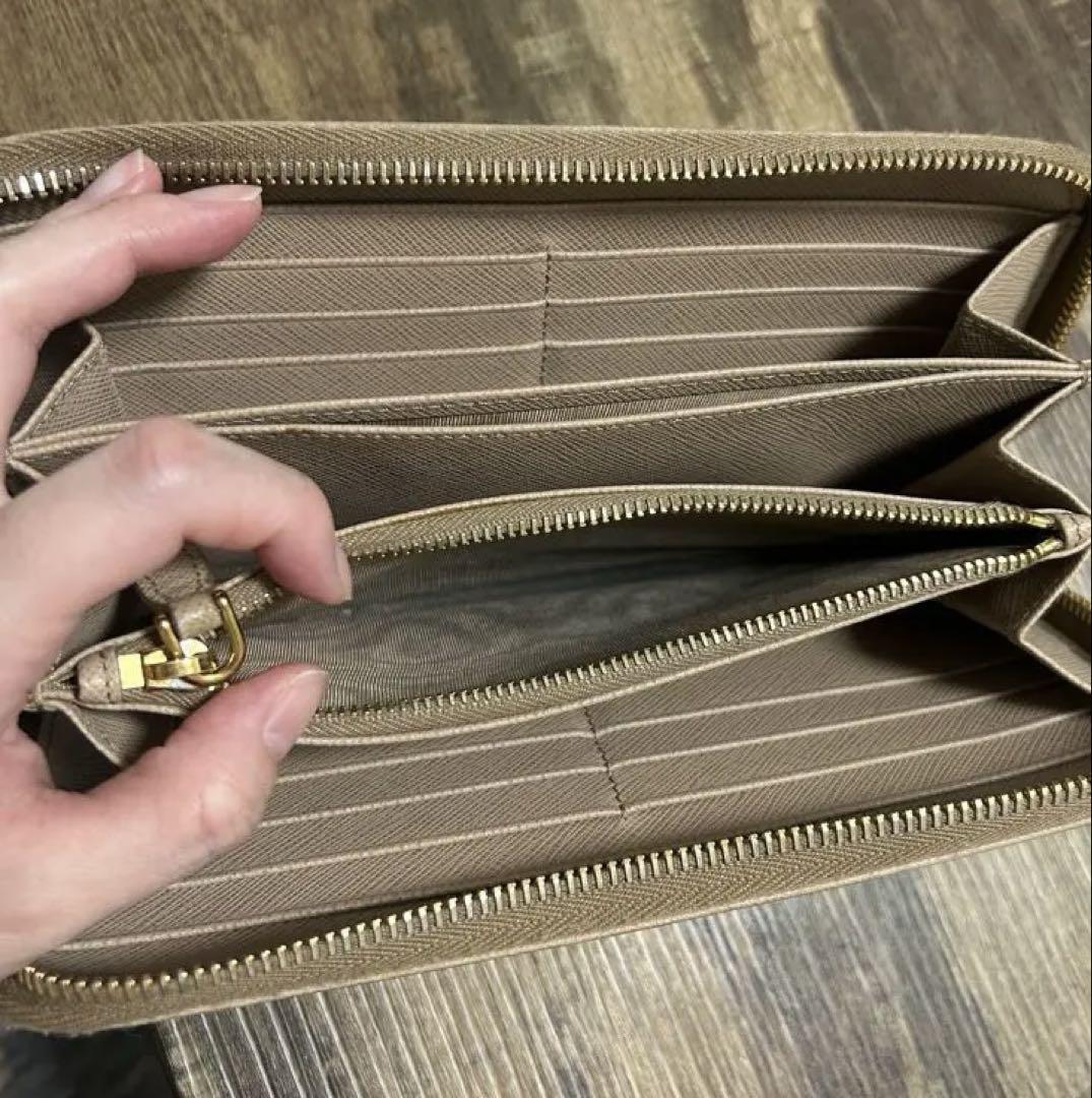 PRADA ベージュ 長財布