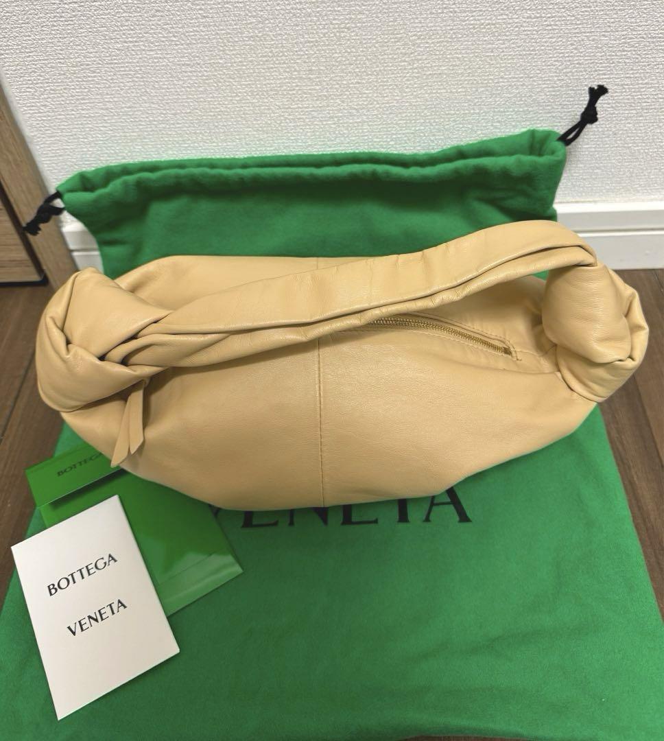 ベージュ