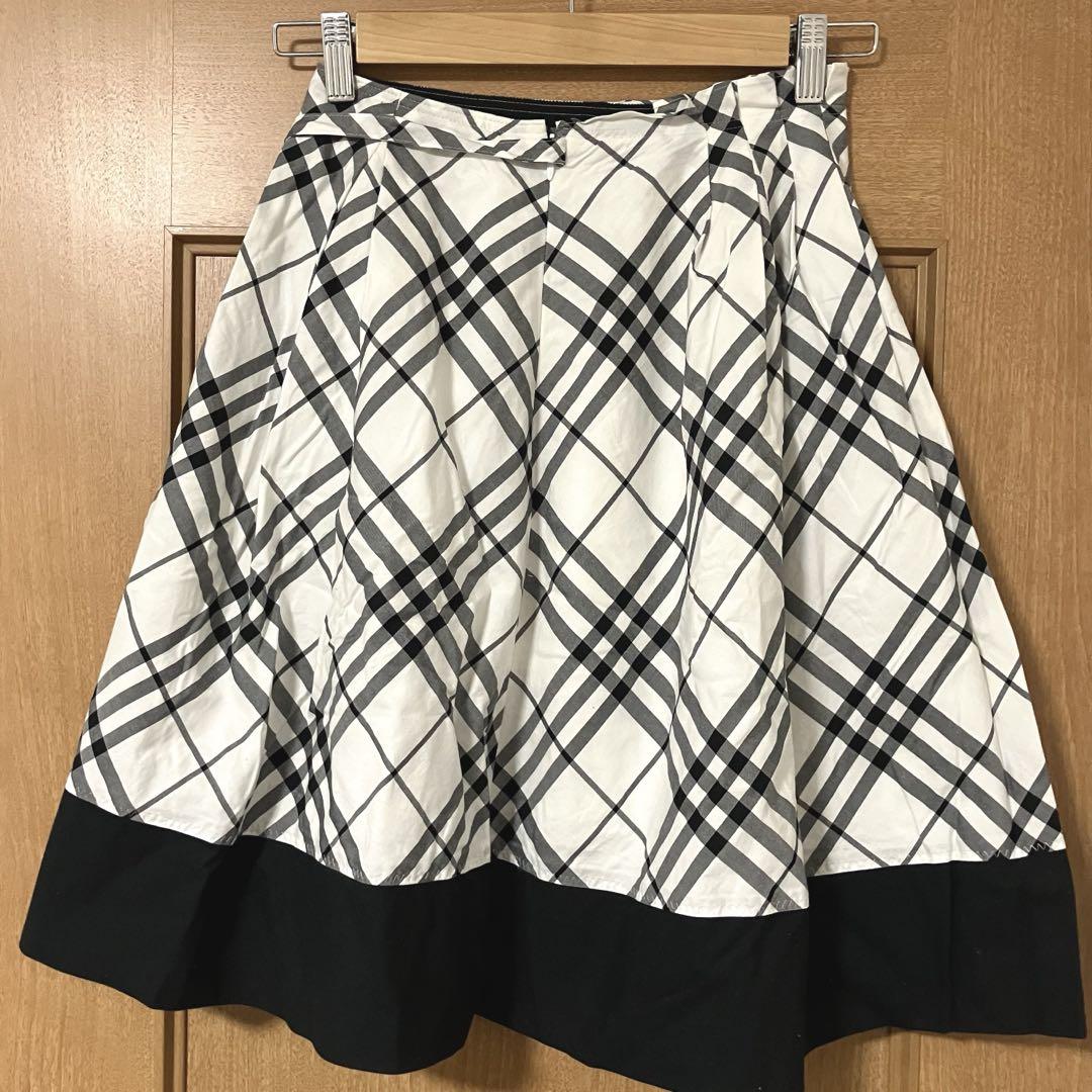 【素敵なデザイン❗️】BURBERRY ノバチェック柄 モノトーン フレアスカート