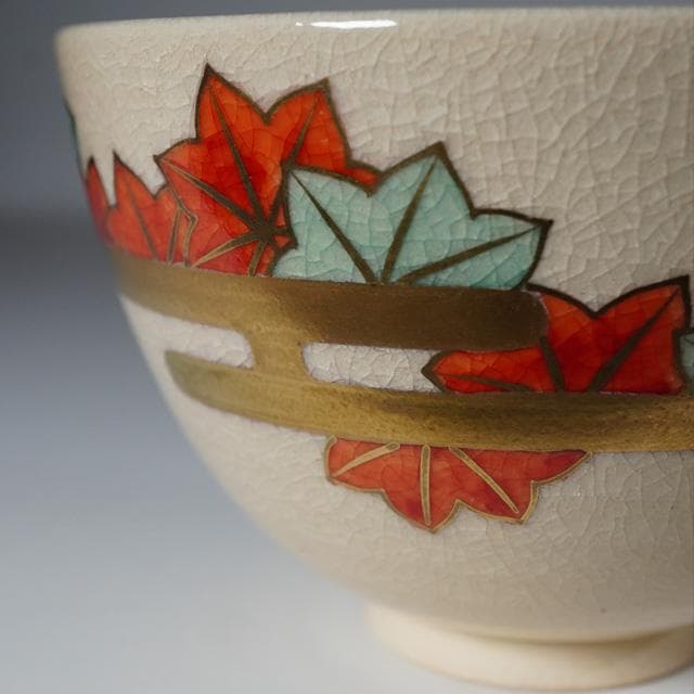 F993 杉田祥平 清閑寺窯 色絵仁清武蔵野絵 茶碗 抹茶碗 平茶碗 茶道具 杉田祥平 色絵仁清紅葉画茶碗 共箱 茶道具 清閑寺窯 京焼 抹茶碗