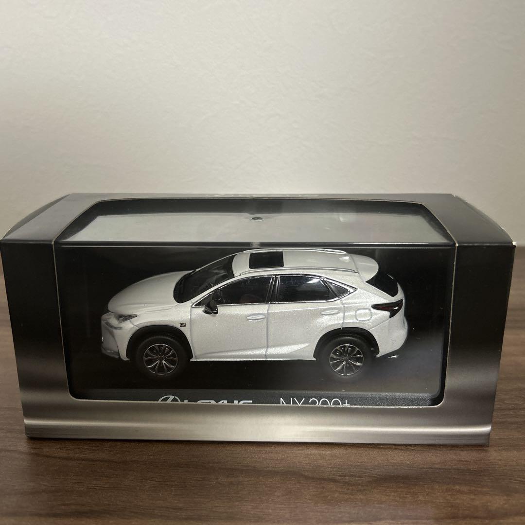 非売品 Lexus NX 200t ホワイト ミニカー 1/43