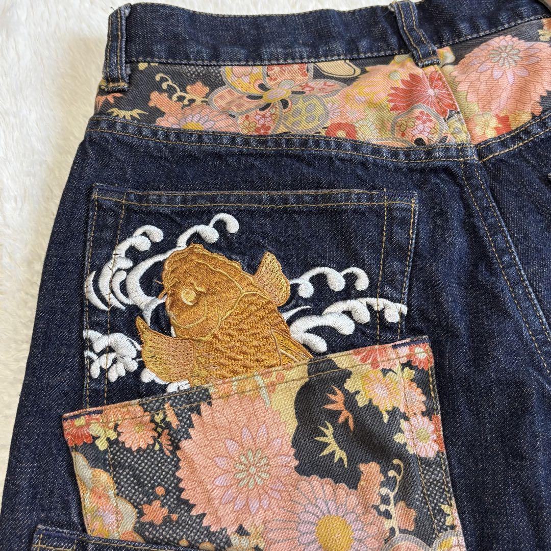 絡繰魂 デニム ハーフパンツ 和柄 鯉刺繍　3連ポケット W30 美品】絡繰魂 デニム ハーフパンツ 鬼ひげ 和柄 鯉刺繍 3連
