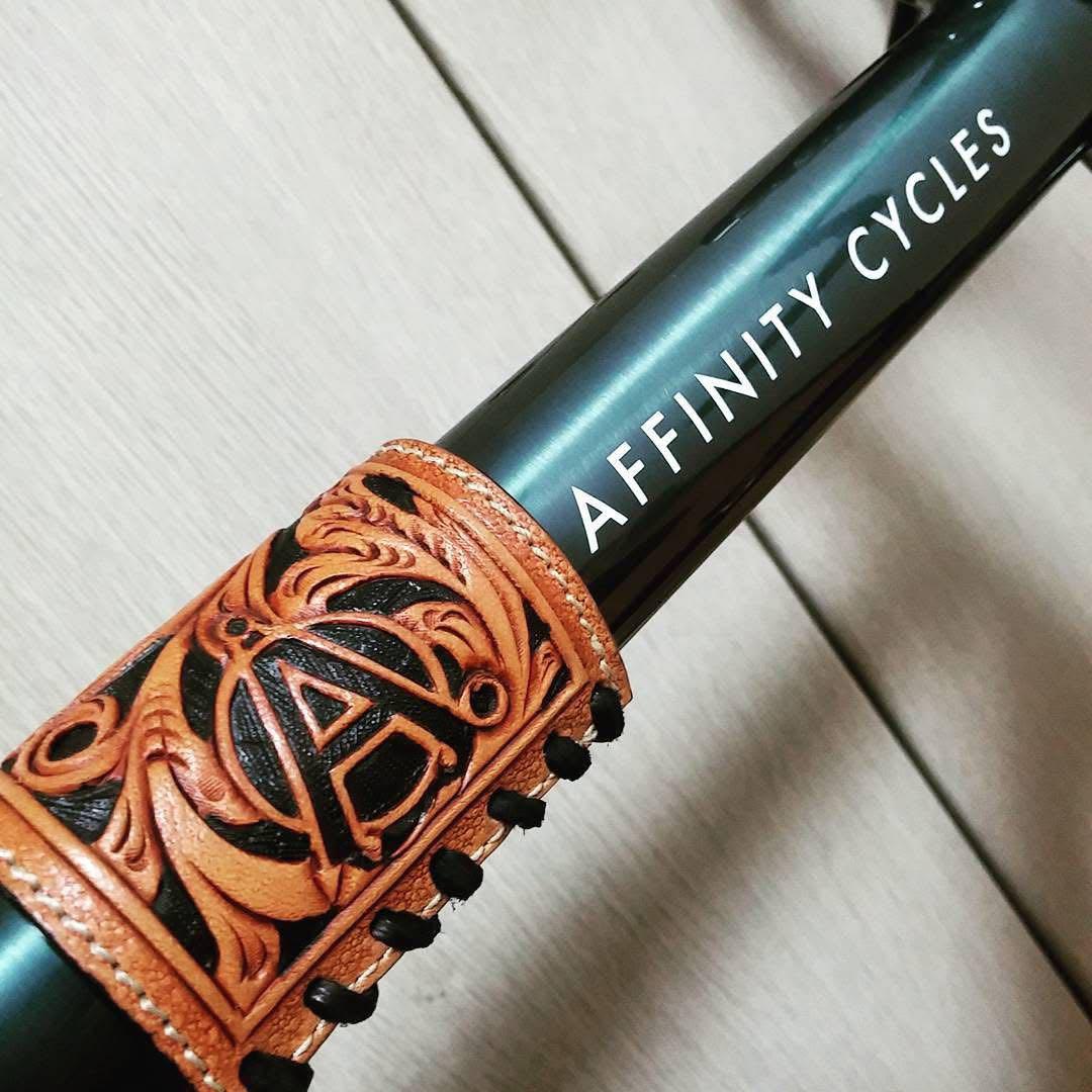 AFFINITY CYCLES旧ロゴ入り本革フレームプロテクター
