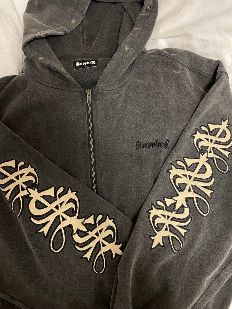 SupplieR ジップパーカー フーディ 刺繍