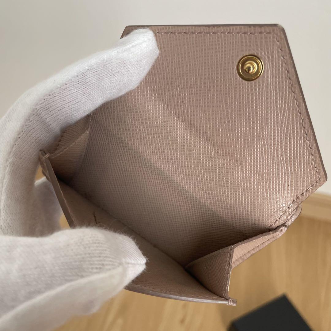 PRADA プラダ 三つ折り財布 ミニウォレット レター ベージュ ミニ財布 小物
