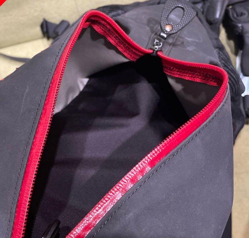 ARC'TERYX ブラックリュック 赤いジッパー