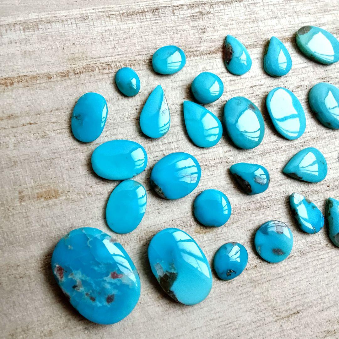 29粒 アリゾナ州キングマン鉱山産出 アメリカンターコイズ カボッション ルース 29粒 アリゾナ州キングマン鉱山産出 アメリカンターコイズ カボッション ルース