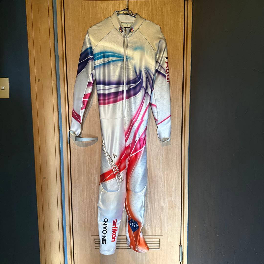 オンヨネスキー全身スーツ ホワイト系Audi