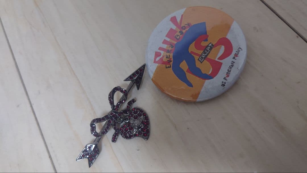 Vivienne バッヂとピンブローチセットVivienne Westwood