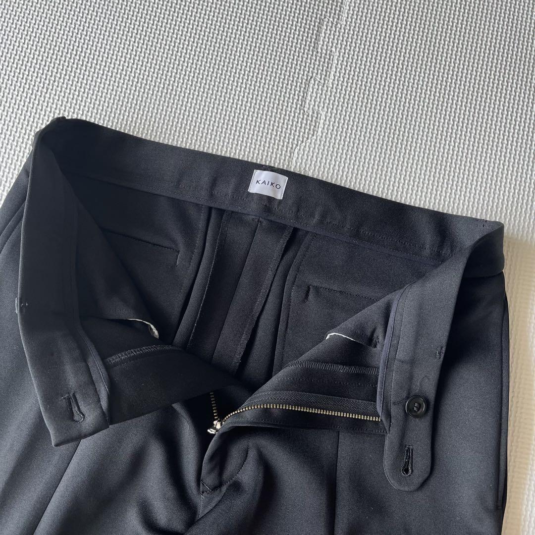 【激安大特価！】 美品】KAIKO スリットΩ フレアシルエット サイズ2 黒 スラックス パンツ