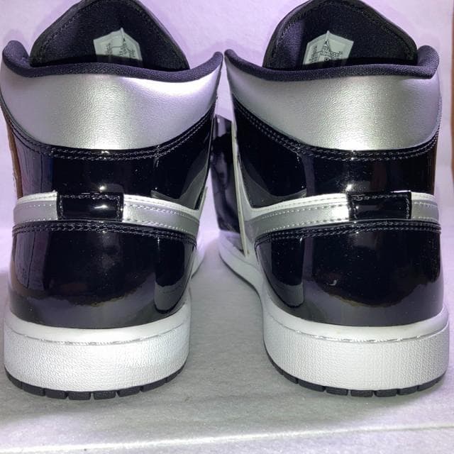 エアジョーダン1 MID 黒 白 銀 金 パテント 31cm 箱付き エアジョーダン1 MID 黒 白 銀 金 パテント 31cm 箱付き