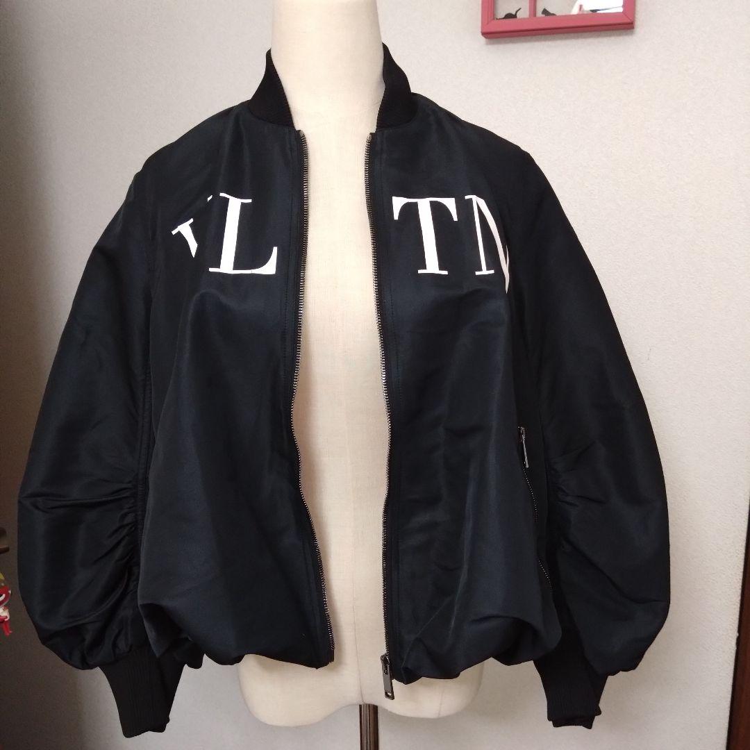 VALENTINOバレンチノ ビッグロゴ ナイロンジャンパー VALENTINOバレンチノ ビッグロゴ ナイロンジャンパー