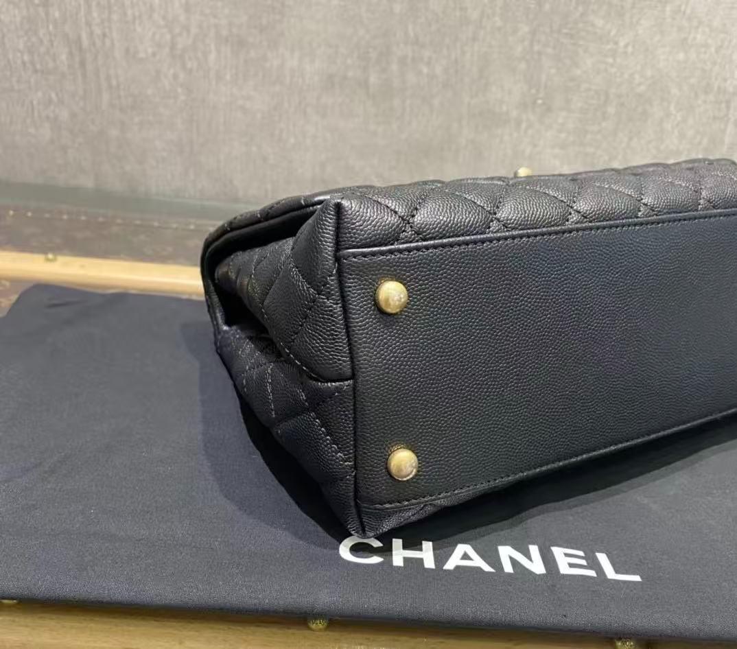 CHANEL ブラックレザー ショルダーバッグ CHANEL ブラックレザー ショルダーバッグ