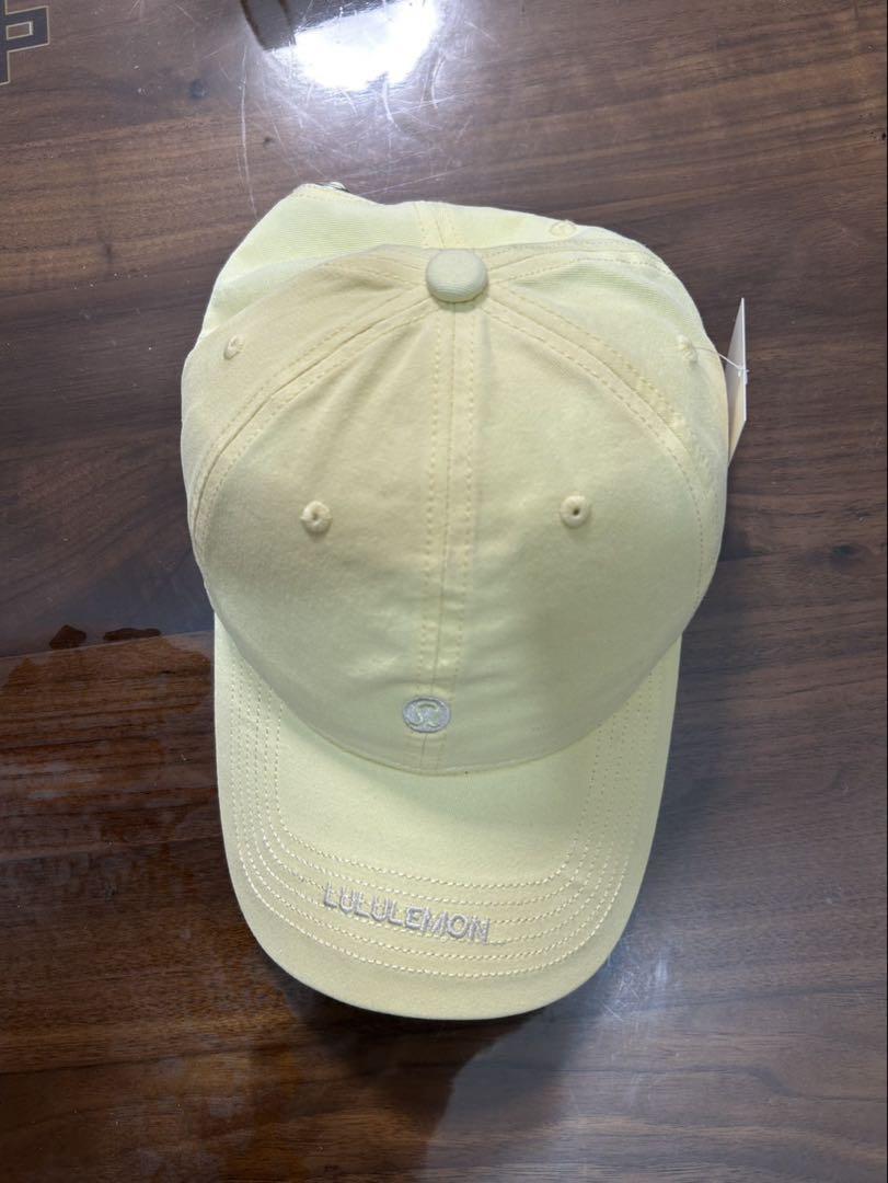 lululemon 淡い黄色キャップ