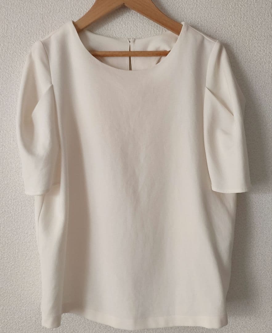 ソージュ(SOEJU) 半袖肩タックブラウス