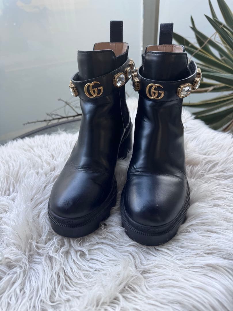 GGロゴ装飾のブラックレザーブーツ