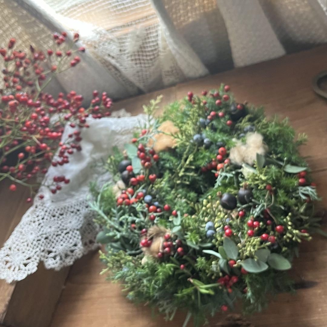 ミルクティー色のコットンとネズとコニファーのクリスマスリース〜